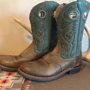 Woman’s Ariat Heritage Distressed Roper